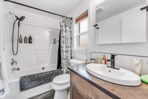 3400 Lakeview Point Northwest, Edmonton, AB - Indoor Photo Showing Bathroom