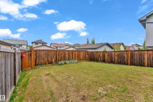 Expansive grassy area with a wood-panel fence - 2912 31 Street Nw, Edmonton, AB 