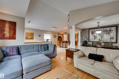 1524 Breckenridge Close Nw, Edmonton, AB - Indoor Photo Showing Living Room