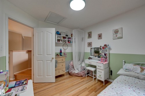 1524 Breckenridge Close Nw, Edmonton, AB - Indoor Photo Showing Bedroom