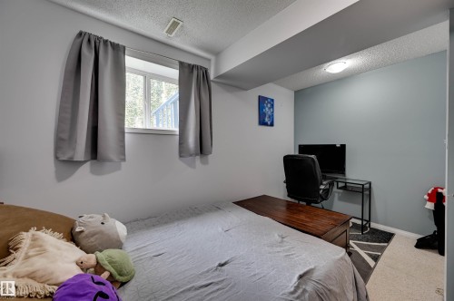 1524 Breckenridge Close Nw, Edmonton, AB - Indoor Photo Showing Bedroom
