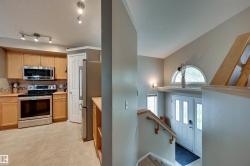 1524 Breckenridge Close Nw, Edmonton, AB - Indoor Photo Showing Kitchen