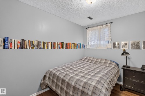 Smooth gray walls with a built-in display ledge and a window featuring horizontal blinds - 333 Kirkpatrick Crescent Nw, Edmonton, AB 