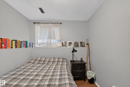 Recessed window with blinds, wood-finish flooring, and light gray wall paint - 333 Kirkpatrick Crescent Nw, Edmonton, AB 
