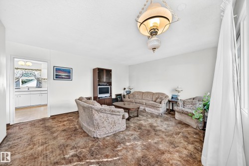 10528 128 Avenue Nw, Edmonton, AB 