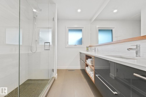 14128 98 Avenue Nw, Edmonton, AB - Indoor Photo Showing Bathroom
