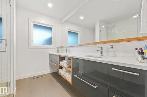 14128 98 Avenue Nw, Edmonton, AB - Indoor Photo Showing Bathroom
