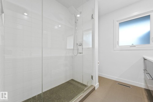 14128 98 Avenue Nw, Edmonton, AB - Indoor Photo Showing Bathroom