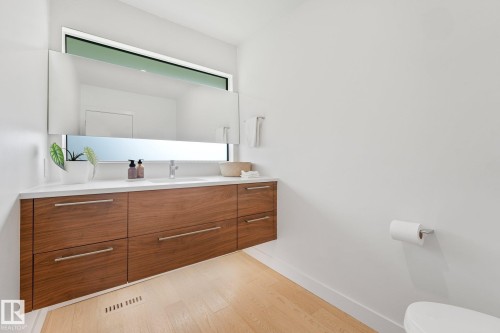 14128 98 Avenue Nw, Edmonton, AB - Indoor Photo Showing Bathroom