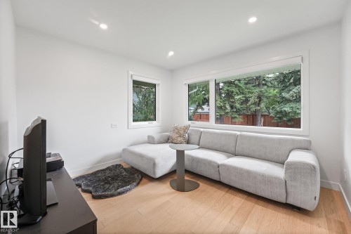 14128 98 Avenue Nw, Edmonton, AB - Indoor Photo Showing Living Room