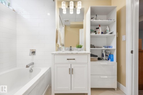 14128 98 Avenue Nw, Edmonton, AB - Indoor Photo Showing Bathroom