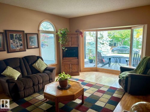 Hardwood-finish flooring, a large bay window, a built-in media cabinet, and an arched window - 29 Lindbergh Crescent, St. Albert, AB 
