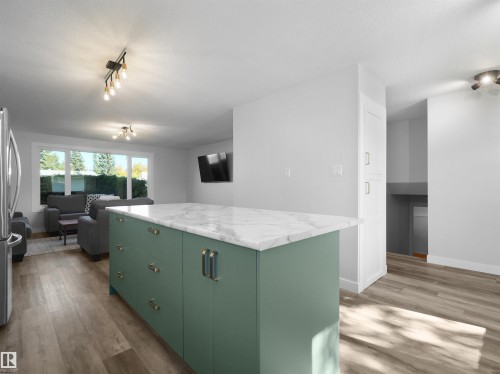 16 Thompson Crescent, Devon, AB 