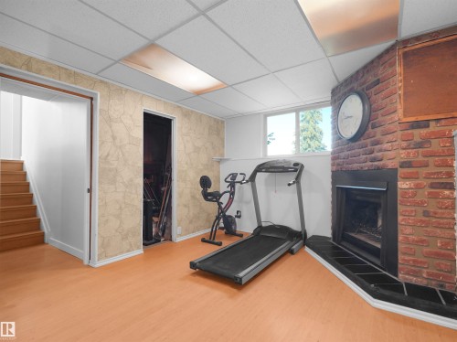 16 Thompson Crescent, Devon, AB 