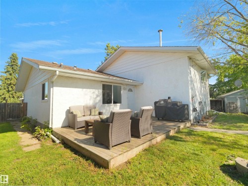 16 Thompson Crescent, Devon, AB 