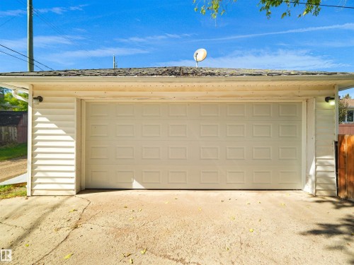 16 Thompson Crescent, Devon, AB 