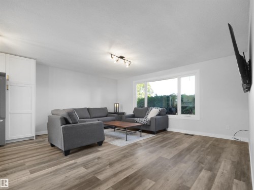 16 Thompson Crescent, Devon, AB 