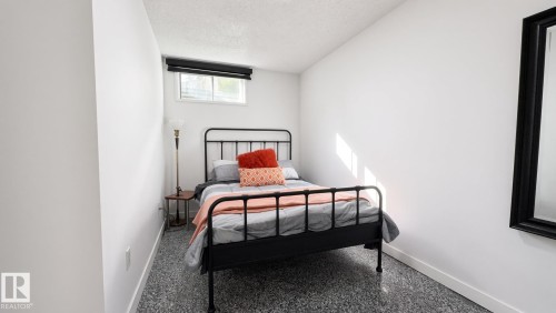 White walls and a built-in window with a dark roller shade - 3508 106A Street Nw, Edmonton, AB 