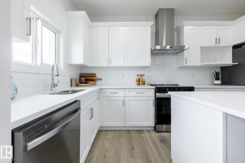 251 Elliott Wynd, Fort Saskatchewan, AB - Indoor Photo Showing Kitchen With Double Sink