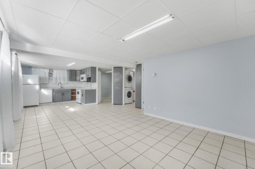 Expansive tiled flooring - 11841 71 Street Nw, Edmonton, AB 