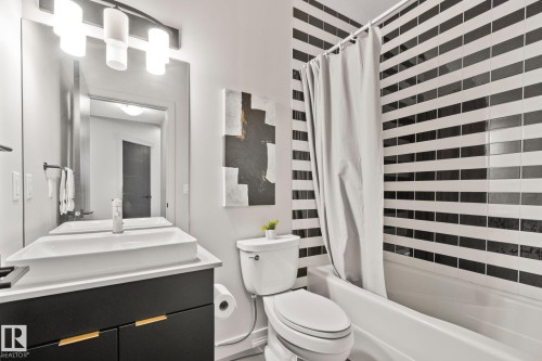 9724 223 Street Nw, Edmonton, AB - Indoor Photo Showing Bathroom