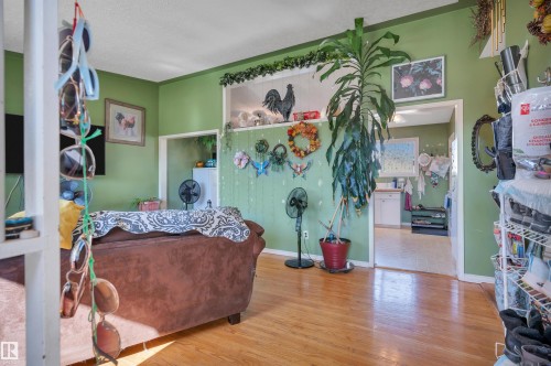 Hardwood flooring, painted walls, interior passageway, and a decorative interior ledge - 8812 135A Avenue Nw, Edmonton, AB 