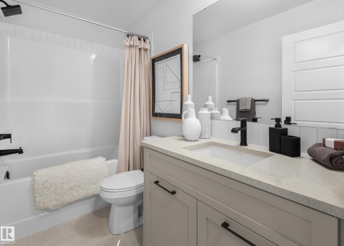 1415 Cristall Place Sw, Edmonton, AB - Indoor Photo Showing Bathroom