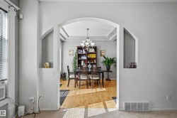 Archway entry with integrated display niches - 