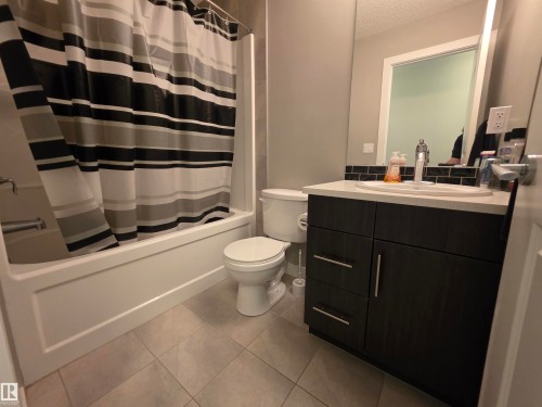 #20 2004 Trumpeter Wy Nw, Edmonton, AB - Indoor Photo Showing Bathroom