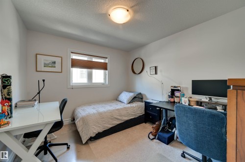 Wall-to-wall carpeting and a ceiling-mounted light fixture - 2203 Warry Loop Sw, Edmonton, AB 