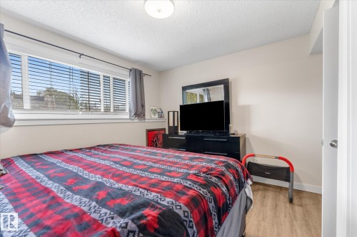 Recessed window with horizontal blinds, light wood-finish flooring, white trim, and a white ceiling - 16012 98 Avenue Nw, Edmonton, AB 