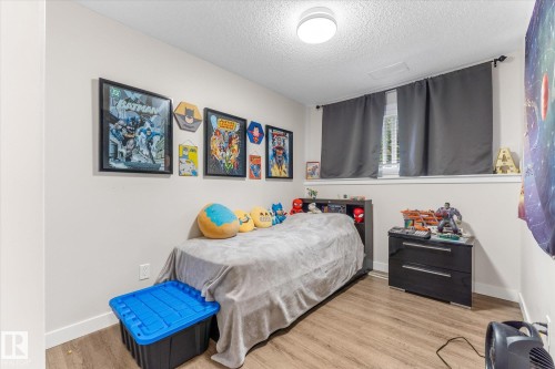 Recessed window with white blinds, wood-finish flooring, white walls, and a ceiling-mounted light fixture - 16012 98 Avenue Nw, Edmonton, AB 