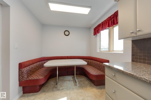 Integrated bench seating with a fixed dining surface - 3421 135A Avenue Nw, Edmonton, AB 