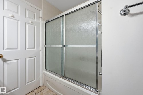 Tub and shower combination with sliding glass doors - 11102 11A Avenue Nw, Edmonton, AB 