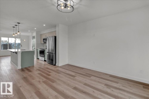 #Upper 18116 73 St Nw Nw, Edmonton, AB - Indoor Photo Showing Kitchen