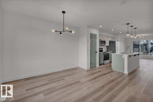 #Upper 18116 73 St Nw Nw, Edmonton, AB - Indoor Photo Showing Kitchen
