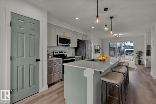 #Upper 18116 73 St Nw Nw, Edmonton, AB - Indoor Photo Showing Kitchen With Upgraded Kitchen
