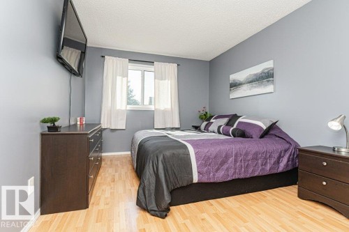 Light wood-finish flooring with a neutral wall color, providing a versatile backdrop - 6 Kiniski Crescent Nw, Edmonton, AB 