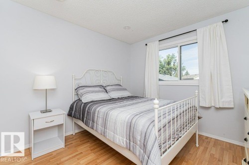 Wood-finish flooring with light-toned walls, a single window, and a built-in ceiling light fixture - 6 Kiniski Crescent Nw, Edmonton, AB 