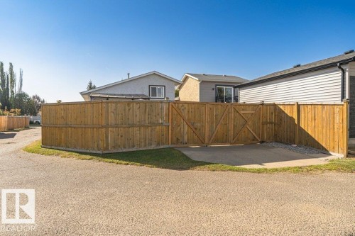Wood fencing enclosing a concrete pad - 6 Kiniski Crescent Nw, Edmonton, AB 
