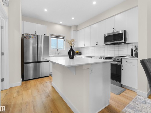 209 Desrochers Boulevard Sw, Edmonton, AB - Indoor Photo Showing Kitchen With Upgraded Kitchen