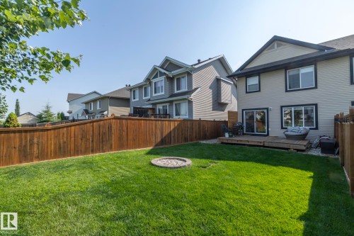 Expansive backyard with a manicured lawn, a wood deck, and a perimeter wood fence - 1640 Chapman Way Sw, Edmonton, AB - Outdoor