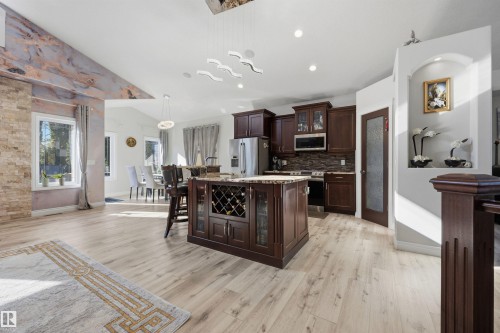 Kitchen with SS appliances, quartz countertops & large island with breakfast nook & sink - 10819 175 Avenue Nw, Edmonton, AB 