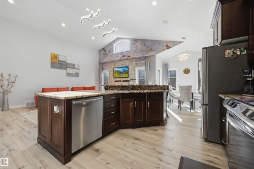 Kitchen with SS appliances, quartz countertops & large island with breakfast nook & sink - 10819 175 Avenue Nw, Edmonton, AB 