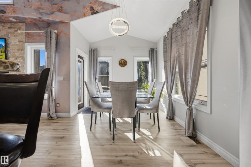 Dinette surrounded by windows and natural light - 10819 175 Avenue Nw, Edmonton, AB 