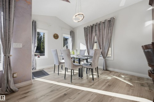 Dinette surrounded by windows and natural light - 10819 175 Avenue Nw, Edmonton, AB 