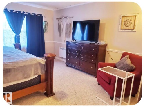 Carpeted flooring, crown molding, chair rail molding, and a built-in wall heater - 10649 125 Street Nw, Edmonton, AB 