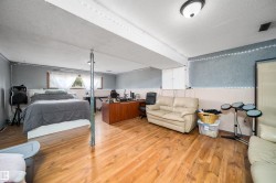 Wood-finish flooring with a neutral wall color - 