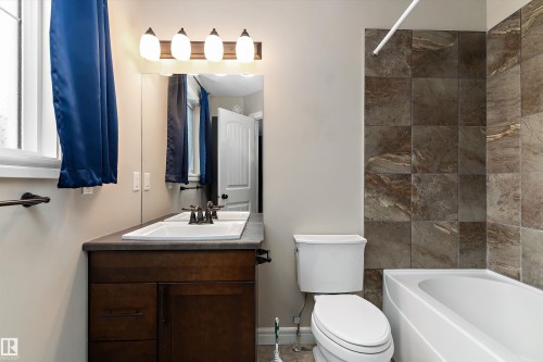 2174 Trumpeter Way Nw, Edmonton, AB - Indoor Photo Showing Bathroom