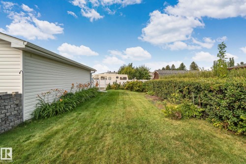 Expansive grassy area bordered by a mature hedge - 14724 73 Street Nw, Edmonton, AB 